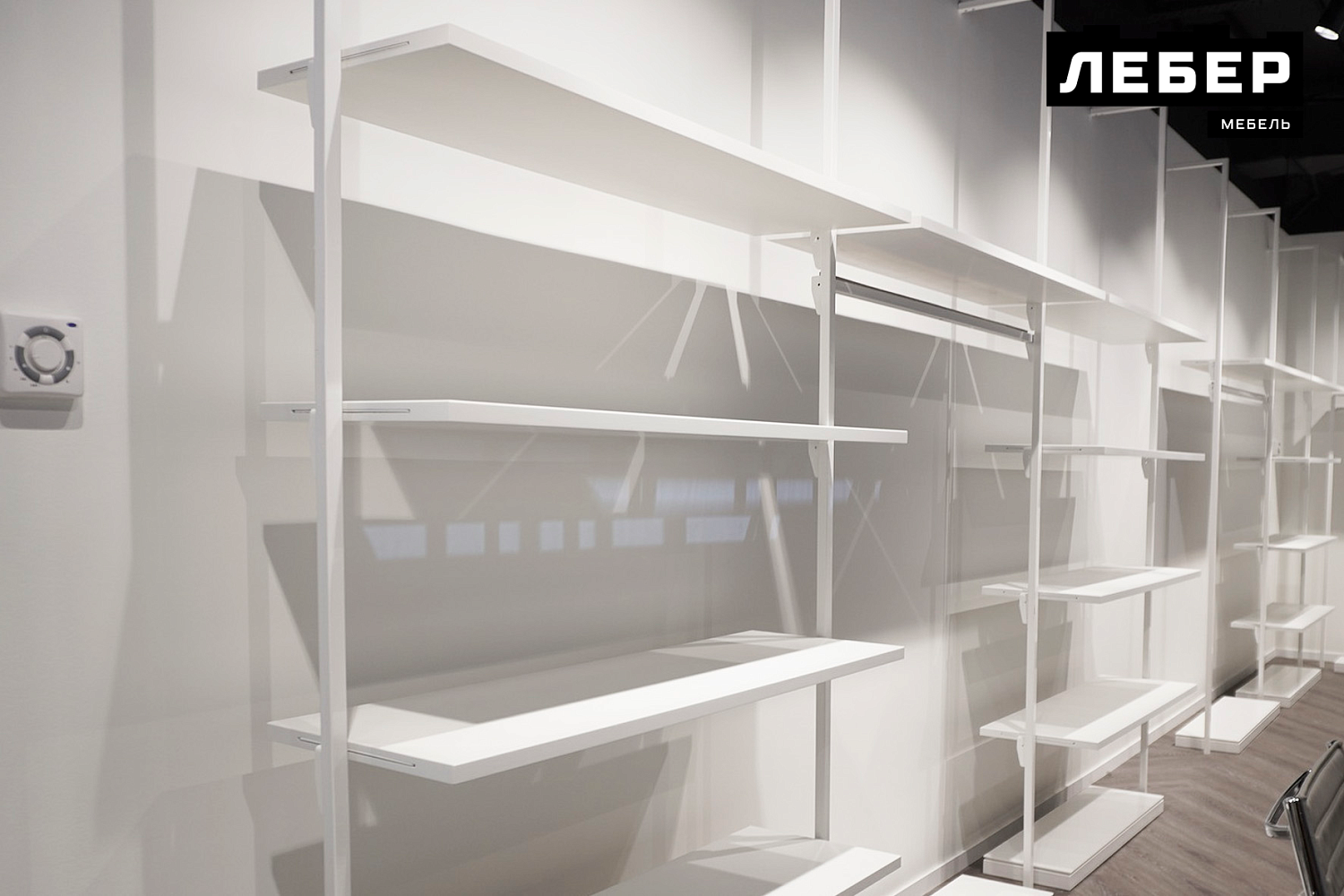 Мебель для шоурума люксового бренда